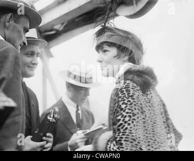 Evelyn Nesbit Thaw (1884-1967), parlant avec plusieurs hommes, probablement les journalistes, ca. 1906-10. Nesbit a été interprété par Elizabeth Banque D'Images