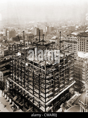 Structure de cadre en acier Woolworth Building en construction, la ville de New York, le 2 février 1912. Banque D'Images