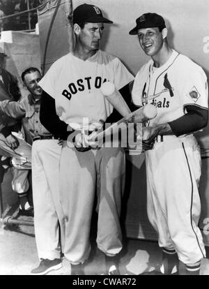 Haut Sluggers. Ted Williams des Boston Red Sox et Stan Musial des Cardinals de Saint-Louis. ca. Années 1950. Avec la permission des Archives de la CSU Banque D'Images