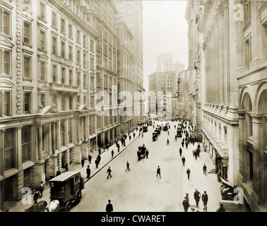 Vue vers le bas rue large à partir de son intersection avec Wall Street. À droite sont les colonnes de la Bourse de New York. Plus loin Banque D'Images