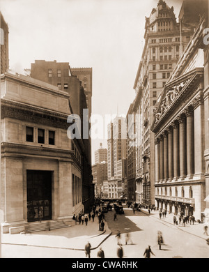 Vue vers le bas rue large à partir de son intersection avec Wall Street. À droite au premier plan est New York Stock Exchange, à gauche est le Banque D'Images