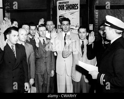 Victor mature (centre), acteur de cinéma américain, à l'enrôlement dans la Garde côtière, l'aéroport national, Virginie, 1943.. Avec la permission de : CSU Banque D'Images