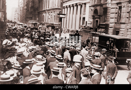 Les gens qui marchent dans la rue, à New York, dans le quartier financier à Wall Street et Broadway en 1911. Dans les rues sont horse Banque D'Images