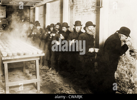 La dépression de 1907-8 ont causé des difficultés. Ces bien entretenues, prospère à la hommes sont en ligne à la Mission Bowery Banque D'Images