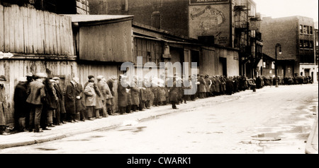 Grande dépression breadline à McCauley, rue Water Mission sous le pont de Brooklyn, New York. 1932. Banque D'Images