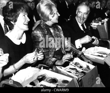 WALTER ANNENBERG, avec Nancy Reagan et son épouse à la conférence annuelle de l'Institut d'administration à Londres, le 6 novembre Banque D'Images