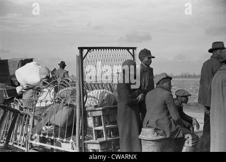 Afro-Américains expulsés de métayers échoués dans le froid de janvier avec leurs affaires, le long de la route 60, New Madrid Comté, Banque D'Images