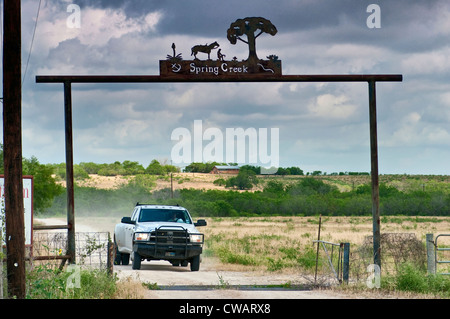 La porte en fer forgé ranch sur la route US-59 SW de George West à Live Oak County, région des plaines du sud du Texas, Texas, États-Unis Banque D'Images