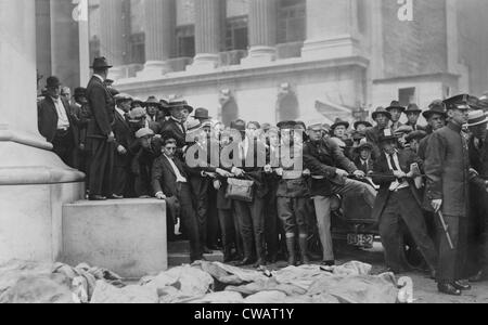 L'attentat de Wall Street. Soldats et policiers forment une ligne à la porte de la Morgan Bank tandis que les corps des victimes, couverts de Banque D'Images