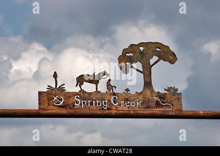 Le fer forgé signe sur ranch gate sur la route US-59 SW de George West à Live Oak County, région des plaines du sud du Texas, Texas, États-Unis Banque D'Images
