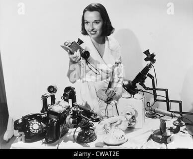 Louise Brooks (1906-1985), célèbre actrice du cinéma muet, qui posent avec dix téléphones, certains anciens modèles ainsi que les plus à Banque D'Images