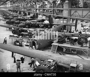 Les bombardiers B-24 Liberator en voie d'achèvement sur la ligne d'assemblage à l'usine Consolidated Aircraft Corporation, Fort Worth, Banque D'Images