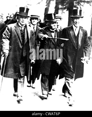 Lloyd George de UK, Clemenceau de France & Woodrow Wilson, Président de nous rejoindre pour la Paix Paris Champs Elysées Banque D'Images