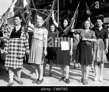 La Seconde Guerre mondiale, news la photo d'une femme dans la protection civile, 1944. Avec la permission de la CSU : Archives / Everett Collection Banque D'Images