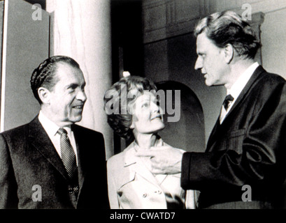 Le président Richard M. Nixon & Première Dame Pat chat avec Billy Graham après que les services de la Maison Blanche, 3/15/70. Avec la permission de : CSU Banque D'Images