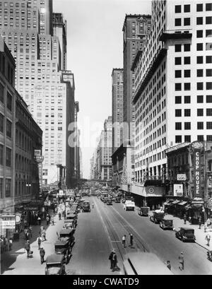 New York City's 42e rue et Lexington Avenue, à l'ouest. 1928-1929. Chrysler Building sur près de droite, avec le Commodore Banque D'Images