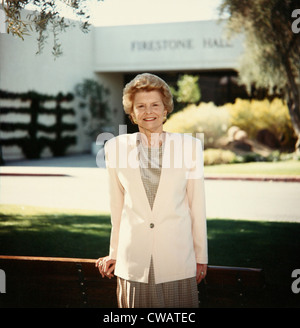 L'ancienne Première Dame Betty Ford posant devant le Betty Ford Center pour le traitement de la dépendance à l'alcool et de la drogue. Elle Banque D'Images
