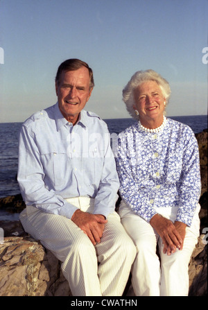 Le Président George Bush et son épouse Barbara à Walker's Point, Kennebunkport, Maine. Le 31 août 1990. 31 août 90 Banque D'Images