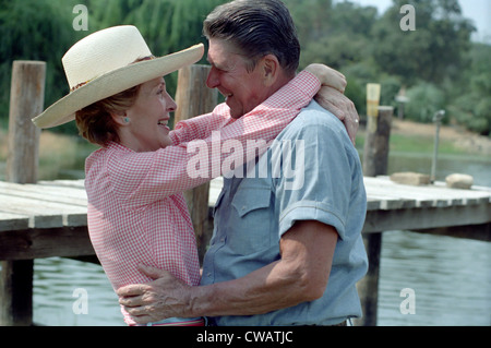 Le président Ronald et Nancy Reagan dans une affectueuse posent à leur retraite de Santa Barbara, Californie, Rancho del Celo. Août Banque D'Images