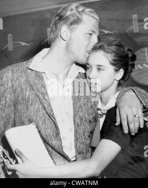 Jerry Lee Lewis embrasse sa fiancée Myra, 13 ans, Paris, 05-28-58.. Avec la permission de la CSU : Archives / Everett Collection Banque D'Images