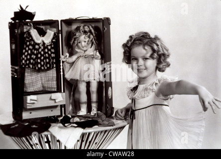 Shirley Temple avec un kit de poupée Shirley Temple, 1935. Avec la permission de la CSU : Archives / Everett Collection Banque D'Images
