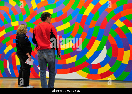 Les visiteurs admirer les peintures murales colorées par Sol Lewitt dans sa rétrospective au Massachusetts Museum of Contemporary Art Banque D'Images