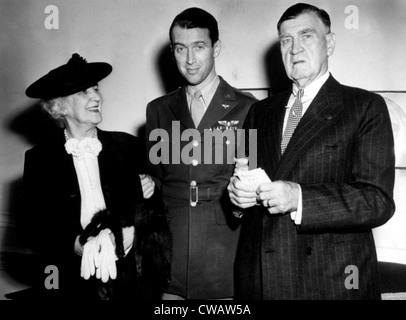 Le colonel James Stewart avec ses parents, 9/1/45. Avec la permission de la CSU : Archives / Everett Collection Banque D'Images