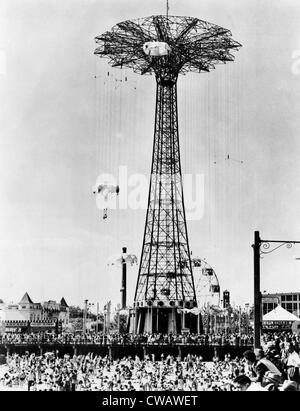 Le saut en parachute au parc Steeplechase dans Coney Island, vers 1960. Avec la permission de : Archives CSU/Everett Collection Banque D'Images