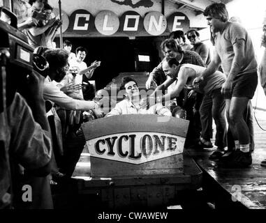 Michael Boodlay est félicité par ses amis et la presse après avoir terminé son record de 1 000ème tour sur le Cyclone Banque D'Images