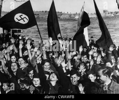 Les membres d'une organisation fasciste de l'enfant en Espagne, montré au cours d'une manifestation, inscrivez-vous la guerre contre le communisme. 1936. Avec la permission de : Banque D'Images