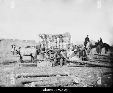 L'arrivée d'une famille afro-américaine dans un camp militaire de l'Union européenne en janvier 1863, dans un wagon couvert à chevaux. Photo de David B. Banque D'Images