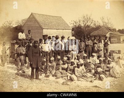 Un soldat de l'Union se tient avec les Africains américains dans la plantation Thomas F. Drayton, Hilton Head Island, Caroline du Sud, 1862. Banque D'Images