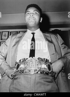 Muhammad Ali (b. 1942), affiche le 24-carat gold-plated Heavyweight Championship belt le 18 septembre 1964. Il a remporté la ceinture sur Banque D'Images