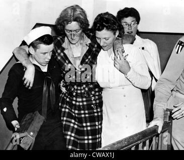 Don Molony, un garde-côte américain de 17 ans, contribue à une femme blessée dans les escaliers dans la l'Empire State Building Banque D'Images