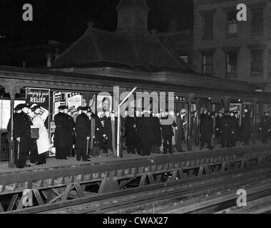 New York City Police d'attendre l'arrivée du dernier train sur le point d'être démoli, Sixième Avenue el. Le 4 décembre 1938. Banque D'Images