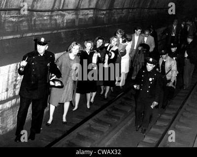 Les policiers mènent à travers un tunnel de métro de banlieue. Ils étaient pris ici la fin le 9 novembre lorsqu'une panne massive Banque D'Images