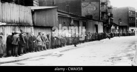 Breadline à McCauley, rue Water Mission sous le pont de Brooklyn, New York, vers le début des années 1930. Banque D'Images