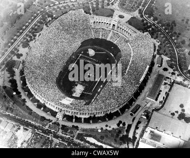 Vue aérienne de jour d'ouverture des jeux à la 1932 Jeux Olympiques, Memorial Coliseum, Los Angeles en Californie. Le 16 juillet 1932. Avec la permission de : CSU Banque D'Images