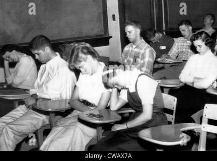 Le Dr David Briggs' dans la catégorie hygiène métallique se détend sous hypnose à Maryville College Tennesee, 1959. Avec la permission de : CSU Banque D'Images