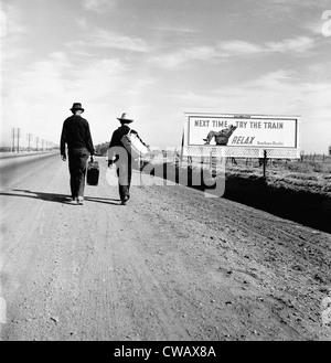 La grande dépression. Vers Los Angeles, Californie, billboard se lit comme suit : "La prochaine fois essayer la détendre le Sud du Pacifique", par Banque D'Images