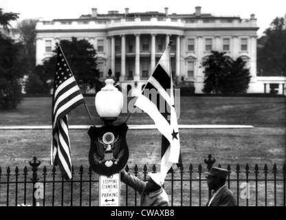 US & District of Columbia drapeaux décorent les motifs de la Maison Blanche, 3/11/55. Avec la permission de la CSU : Archives / Everett Collection Banque D'Images