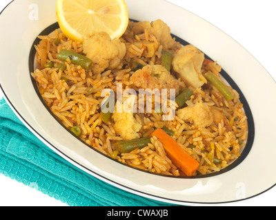 Authentic Style Indien coloré de légumes végétarien Biryani, isolé sur un fond blanc, avec un chemin de détourage et aucun peuple Banque D'Images