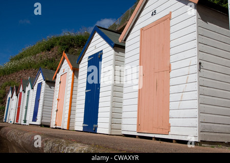 Une rangée de cabines colorées à plage de Goodrington Sands, Devon Banque D'Images