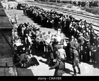 La sélection et la séparation des détenus au camp de concentration d'Auschwitz-Birkenau en Pologne, la gare de ca. 1944 Banque D'Images