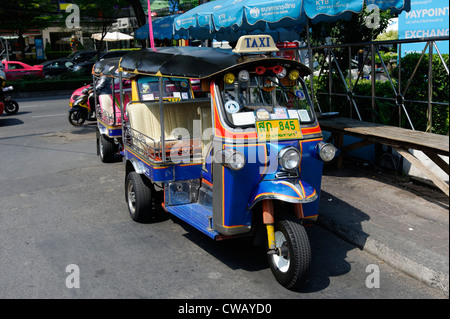 Tuk-tuk bleu (tut-tut) à Bangkok, une forme courante de taxi pour les transports publics. Banque D'Images