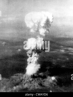 La bombe atomique. Un champignon atomique s'élève à plus de 20 000 pieds en l'air sur Hiroshima, Japon après une bombe atomique a été abandonné Banque D'Images