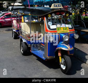 Tuk-tuk bleu (tut-tut) à Bangkok, une forme courante de taxi pour les transports publics. Banque D'Images