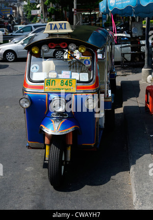 Tuk-tuk bleu (tut-tut) à Bangkok, une forme courante de taxi pour les transports publics. Banque D'Images