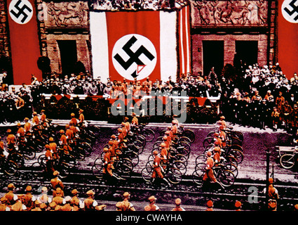 L'Allemagne nazie, SA (Sturmabteilung) troupes avec les vélos défilent devant Adolf Hitler lors d'un rassemblement à Dortmund, en 1933. Banque D'Images