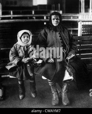 Mère et fille d'immigrés, Ellis Island, c. 1902. Banque D'Images